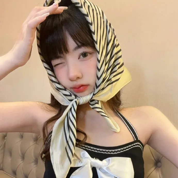 穿黄靴子的女孩